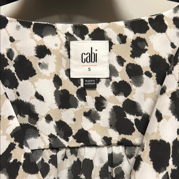 Chic Black and White Cuffed Sleeve Blouse with Crew Neck and Long Sleeves - Picture 2 of 3